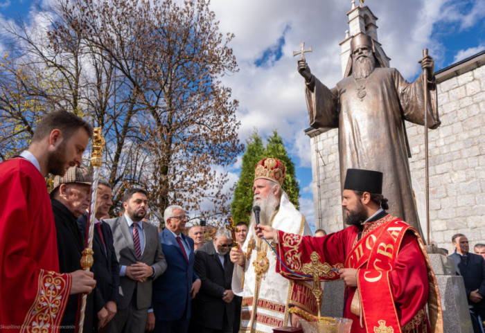 (FOTO) Ispred crkve u Kolašinu otkriven spomenik mitropolitu Amfilohiju Radoviću
