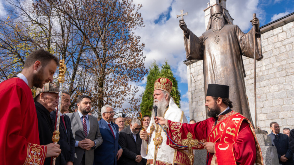 (FOTO) Ispred crkve u Kolašinu otkriven spomenik mitropolitu Amfilohiju Radoviću