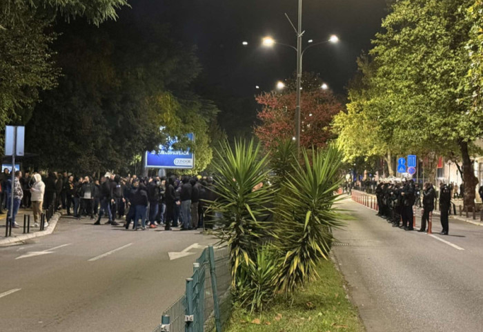 (FOTO/VIDEO) Počeo protest navijača i građana ispred zgrade Vlade Crne Gore, pojačano prisustvo policije
