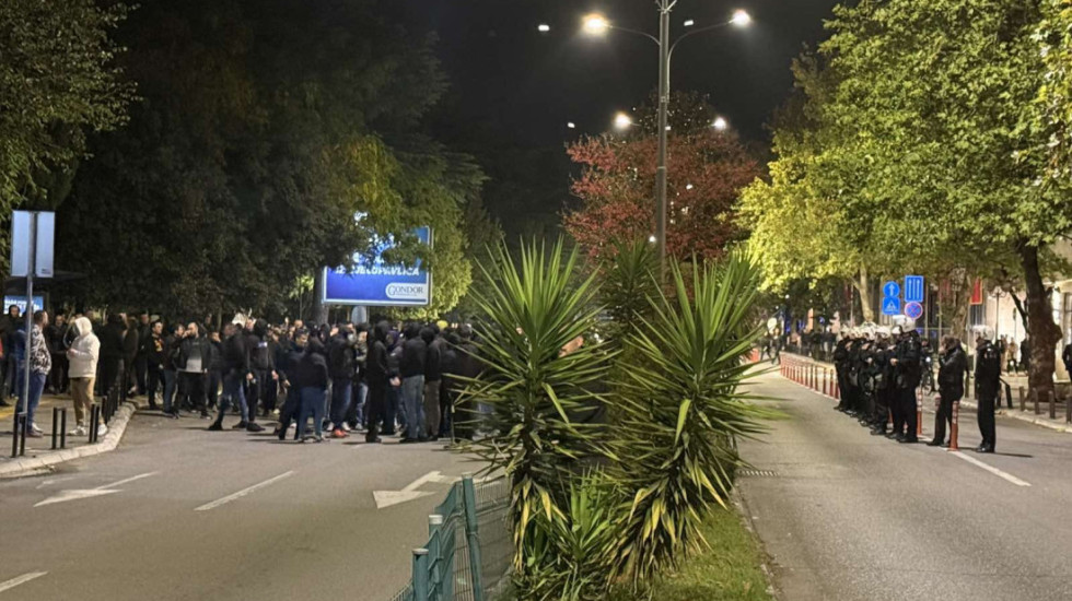 (FOTO/VIDEO) "Turci, napolje": Održan protest navijača i građana ispred Vlade Crne Gore zbog incidenta u naselju Zabjelo