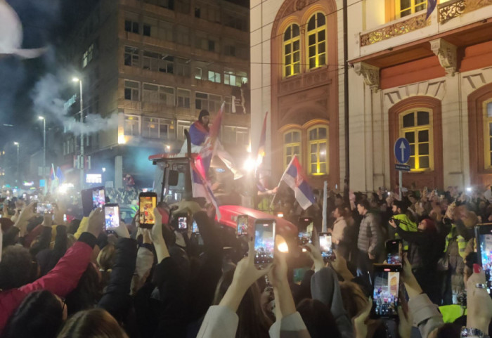 (FOTO/VIDEO) Novopazarskim studentima koji pešače do Novog Sada priređen doček ispred Rektorata u Beogradu