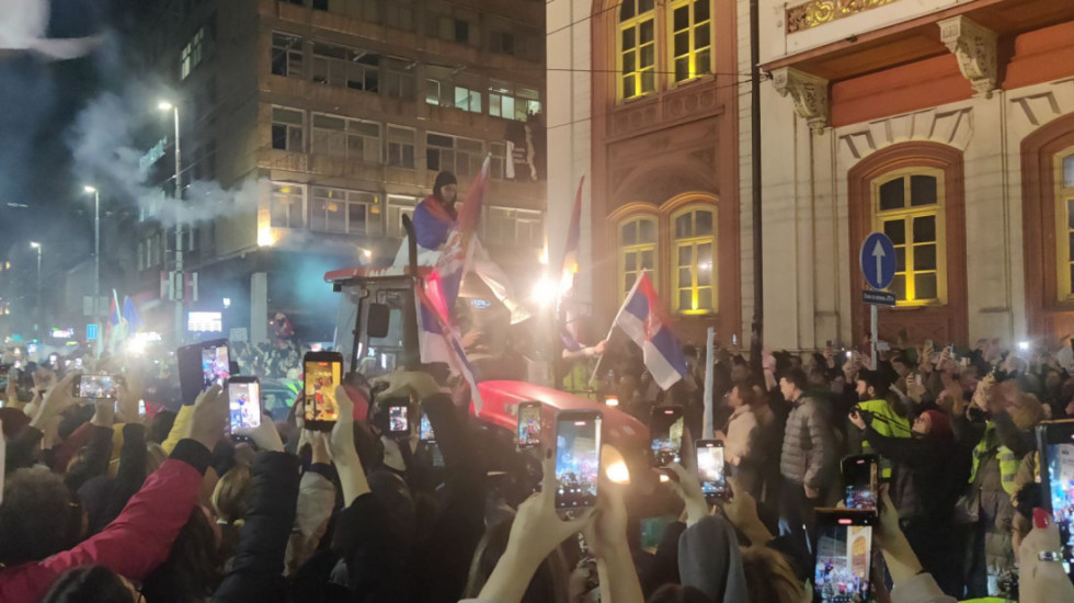 (FOTO/VIDEO) Novopazarskim studentima koji pešače do Novog Sada priređen doček ispred Rektorata u Beogradu