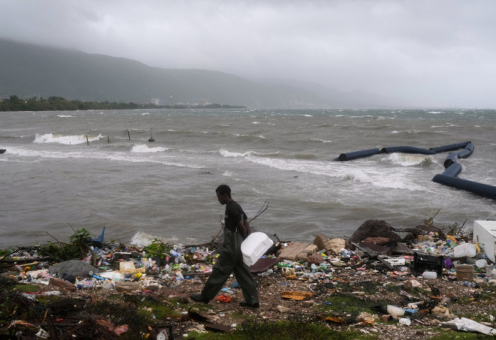 (FOTO) Uragan Melisa opustošio Jamajku, kreće se ka Kubi: Evakuisano 500.000 ljudi, padavine "opasne po život"