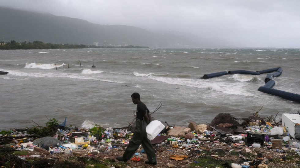 (FOTO) Uragan Melisa udara o Kubu: Evakuisano 735.000 ljudi, padavine "opasne po život"