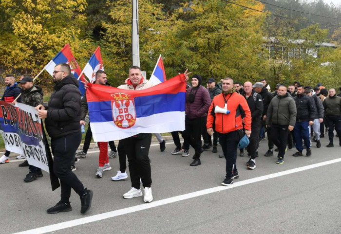 (FOTO) Srbi sa KiM krenuli pešice u Novi Sad na skup podrške Vučiću