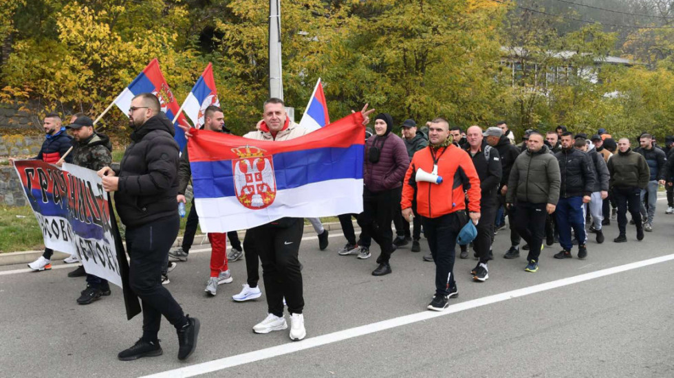 (FOTO) Srbi sa KiM krenuli pešice u Novi Sad na skup podrške Vučiću
