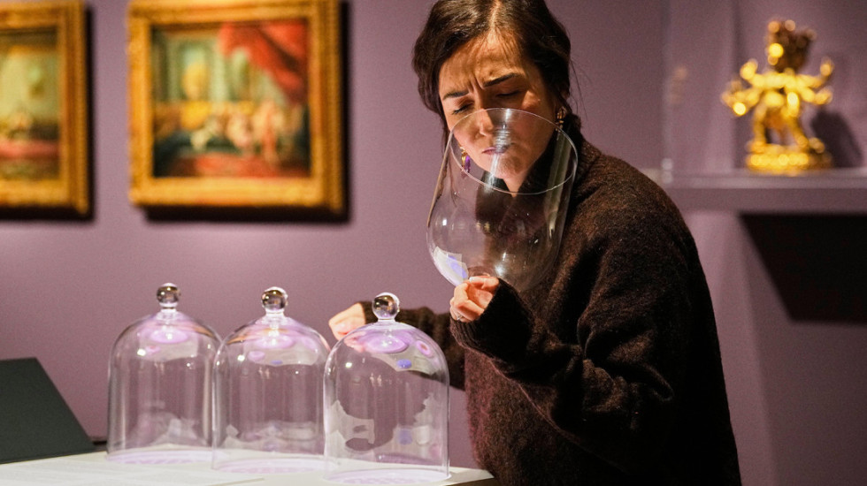 (FOTO) Tajna moć mirisa: Izložba koja se "gleda" nosem