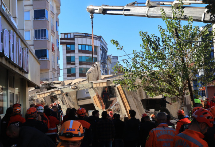 U ruševini zgrade u Turskoj pored dece stradali i roditelji, najstarija ćerka spasena