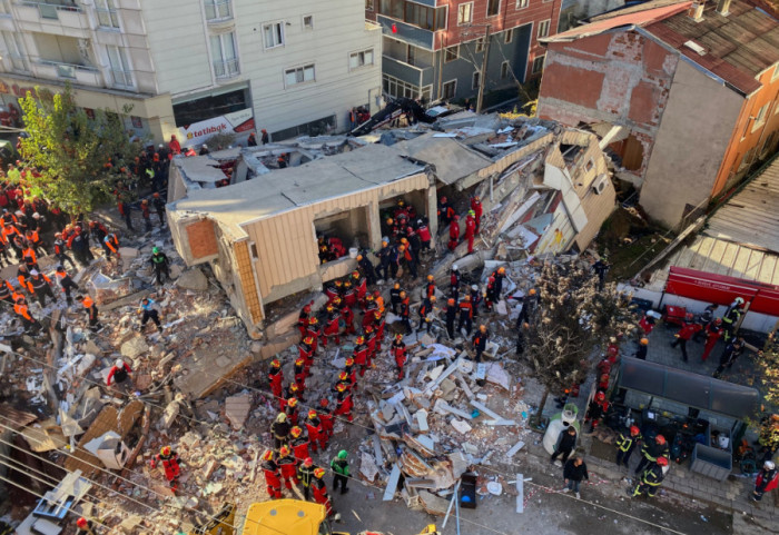 (FOTO) Dvoje dece poginulo, porodica ostala zarobljena nakon urušavanja sedmospratnice u Turskoj