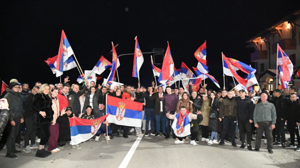 (FOTO) Srbi sa KiM krenuli pešice u Novi Sad na skup podrške Vučiću: Dočekani u mestu Ušće kod Raške
