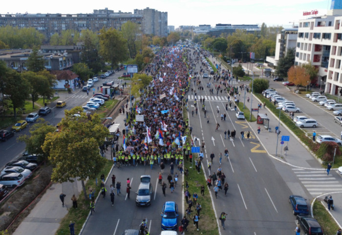 (FOTO/VIDEO) Studenti i građani iz Beograda krenuli pešice prema Novom Sadu na komemorativni skup 1. novembra