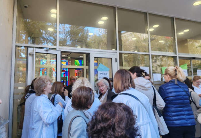 Zaposleni u "Apoteci Beograd" ispred Skupštine grada tražili razgovor sa Nikolom Nikodijevićem