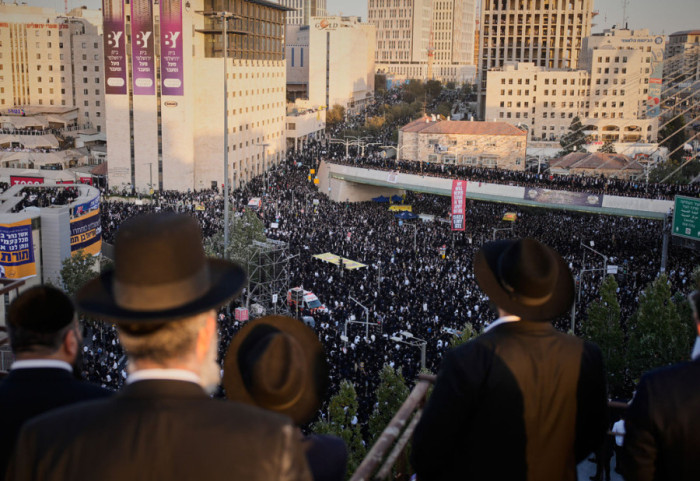 Desetine hiljada ultraortodoksnih Jevreja protestuje u Jerusalimu protiv uvođenja vojnog roka