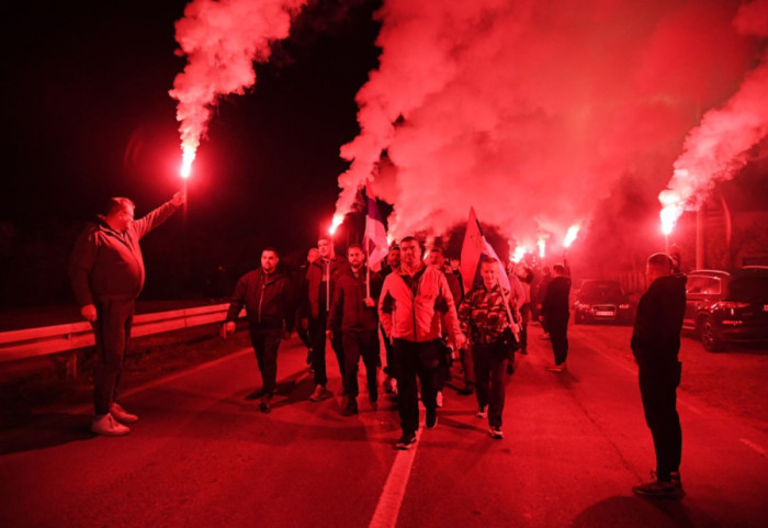 (FOTO/VIDEO) Srbi sa KiM koji pešače do Novog Sada stigli u Kraljevo, dočekani uz vatromet, pogaču i so