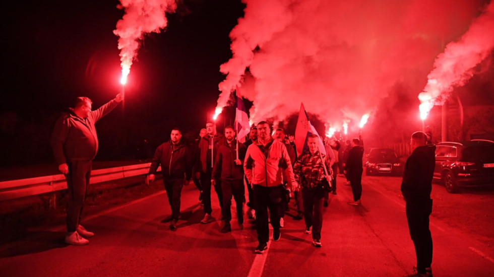 (FOTO/VIDEO) Srbi sa KiM koji pešače do Novog Sada stigli u Kraljevo, dočekani uz vatromet, pogaču i so