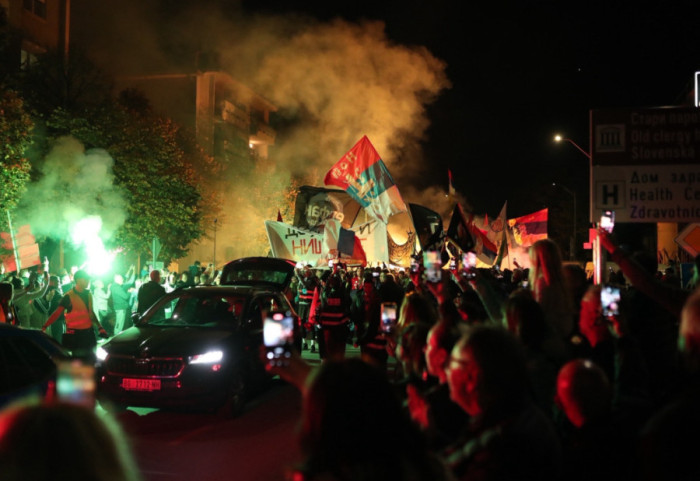 Studenti iz Novog Pazara koji pešače do Novog Sada dočekani u Inđiji