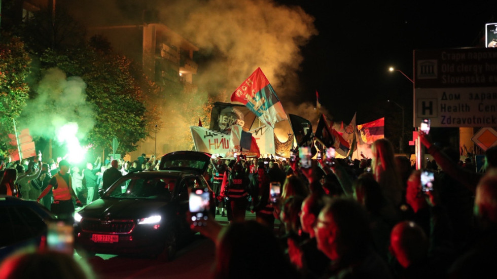 Studenti iz Novog Pazara koji pešače do Novog Sada dočekani u Inđiji