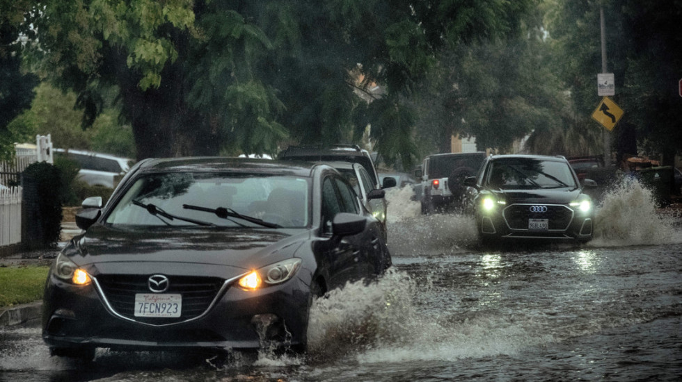 Dve osobe poginule u poplavama u Njujorku: Voda potopila ulice, automobile i metro stanice