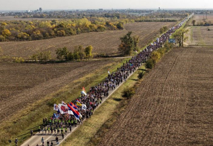 Studenti i građani nastavili pešačenje ka Novom Sadu, gde će u subotu prisutvovati komemorativnom skupu