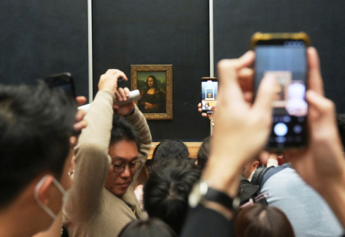 TikTokeri prevarili obezbeđenje muzeja Luvr i okačili svoje slike blizu Mona Lize