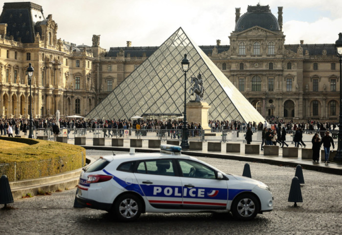 Dve osobe optužene za pljačku u Luvru, troje osumnjičenih oslobođeno