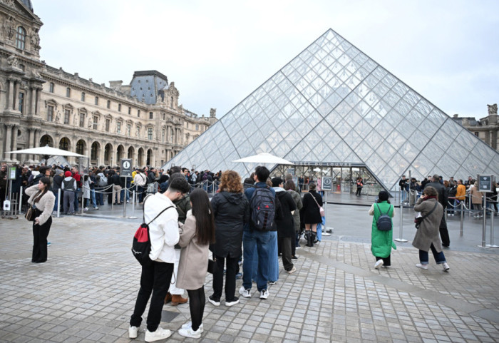 Prodavali lažne ulaznice za Luvr kineskim turistima: Uhapšeno 10 osoba, oduzeto skoro 330.000 evra