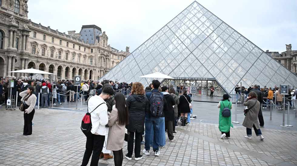 Prodavali lažne ulaznice za Luvr kineskim turistima: Uhapšeno 10 osoba, oduzeto skoro 330.000 evra
