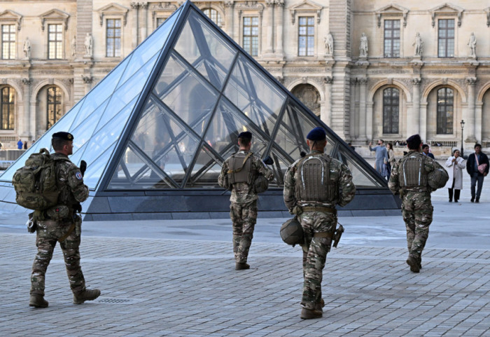 Osumnjičeni za pljačku Luvra je motociklistička "legenda" iz siromašnog kraja