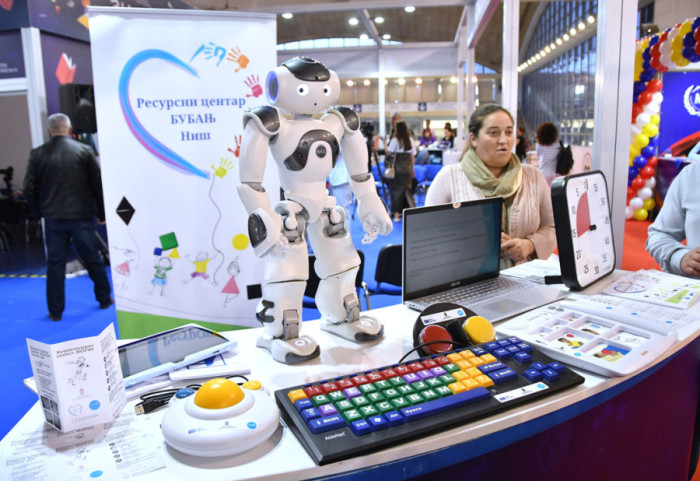 Robot Voli stigao u OŠ "Žarko Zrenjanin" u Apatinu, pomaže i đacima sa smetnjama u razvoju: "Učenici motivisaniji"