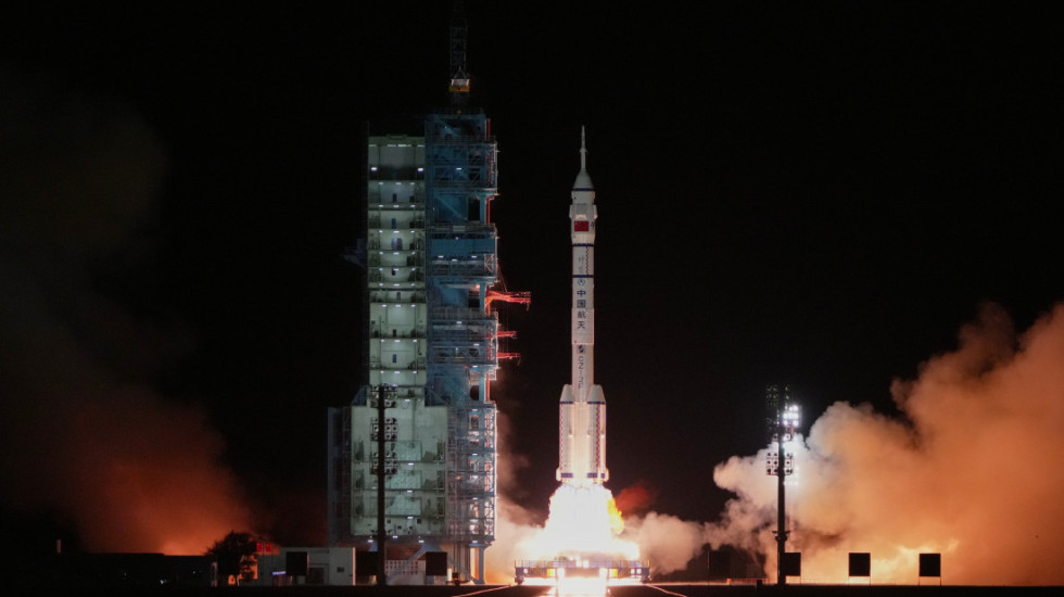 (FOTO) Kina lansirala svemirsku letelicu sa tri astronauta ka svemirskoj stanici