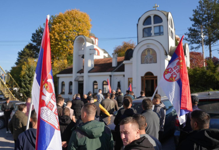 Srbi sa KiM koji pešače do Novog Sada zapalili sveće u Preljini za tragično nastradale u padu nadstrešnice