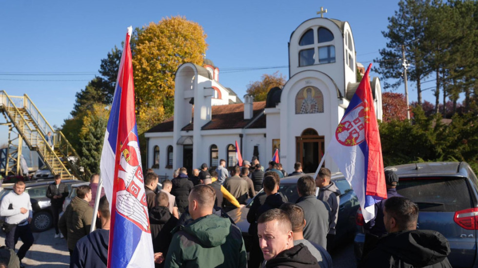 Srbi sa KiM koji pešače do Novog Sada zapalili sveće u Preljini za tragično nastradale u padu nadstrešnice
