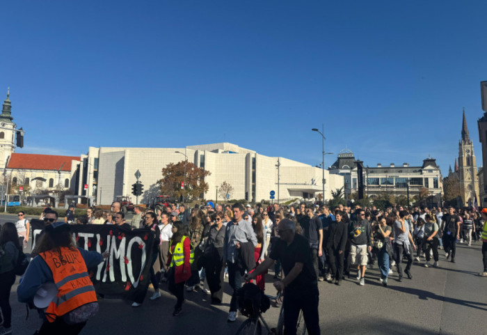 (FOTO/VIDEO) Godišnjica pada nadstrešnice: Građani se okupljaju u Novom Sadu, kolone se kreću ka železničkoj stanici