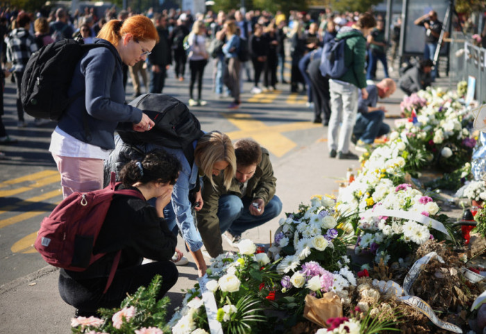 (FOTO/VIDEO) Godišnjica pada nadstrešnice: Građani se okupljaju u Novom Sadu, kolone se kreću ka železničkoj stanici