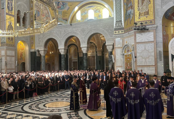 (FOTO) Patrijarh Porfirije u Hramu Svetog Save služi parastos stradalima u Novom Sadu, prisustvuje Vučić
