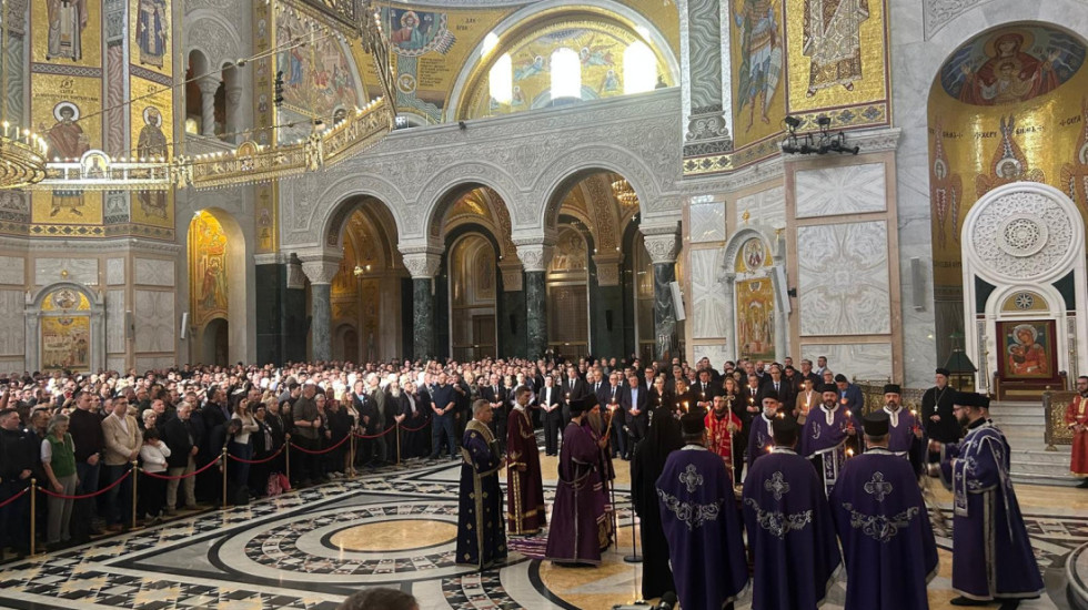 (FOTO) Patrijarh Porfirije u Hramu Svetog Save služio parastos stradalima u Novom Sadu
