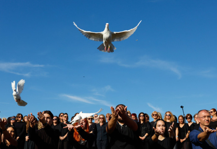 (FOTO/VIDEO) Godišnjica pada nadstrešnice: Održano 16 minuta tišine, pušteni beli golubovi u spomen