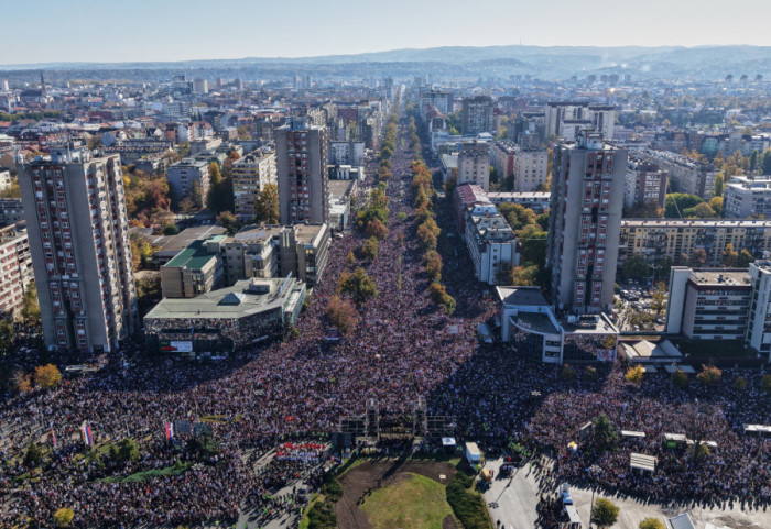 (FOTO/VIDEO) Godišnjica pada nadstrešnice: Održano 16 minuta tišine, pušteni beli golubovi u spomen na žrtve
