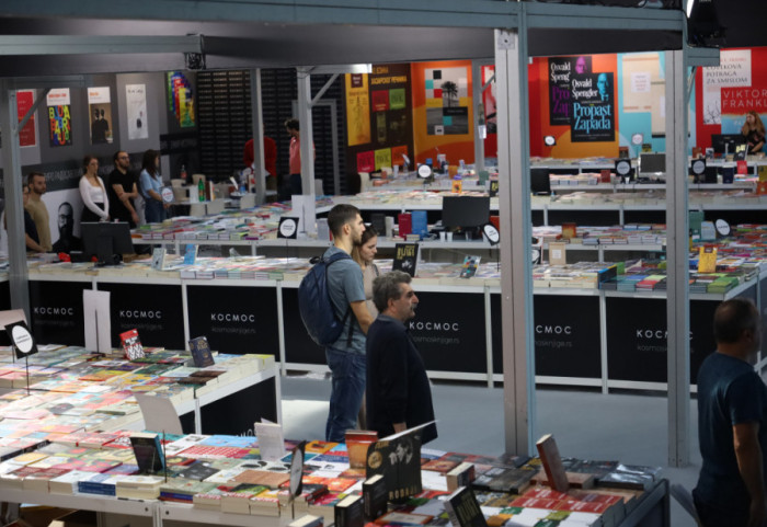 (FOTO) Deo izdavača nije otvorio izložbeni prostor na Sajmu knjiga, nekoliko štandova obmontano crnim platnom