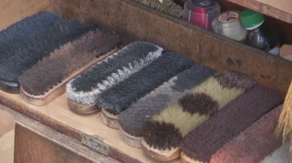 Poslednji čistač obuće u Beogradu već četiri decenije na istom ćošku: "Nekada su svi nosili cipele, bilo je mnogo posla"