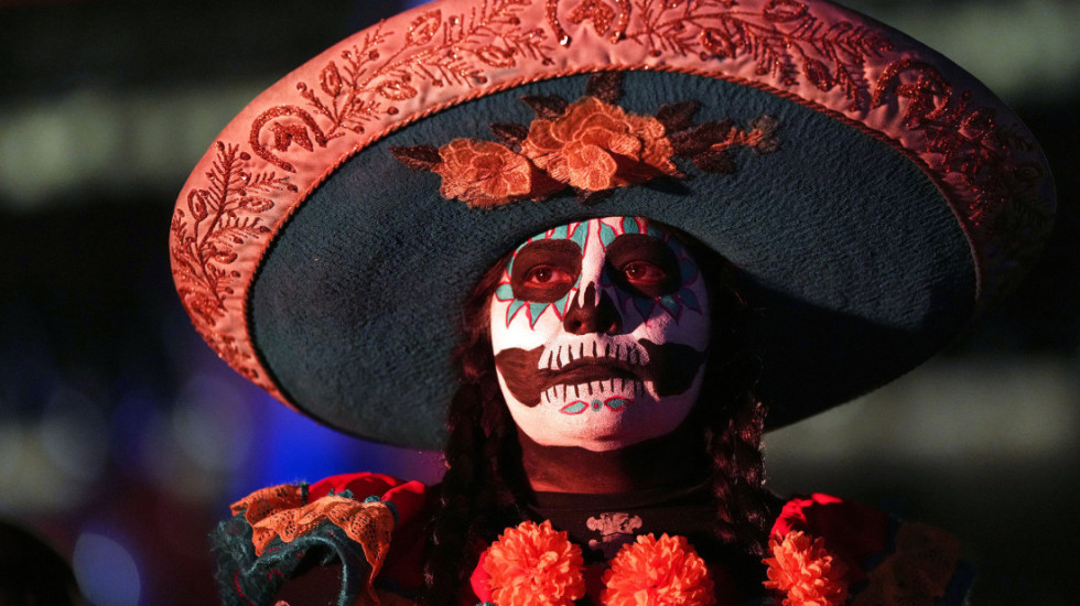(FOTO) Veselje koje spaja život i smrt: Šarena parada kao vrhunac Dana mrtvih u Meksiku