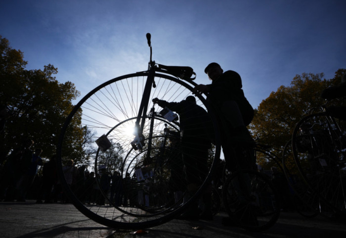 (FOTO) Jesenja trka visokih bicikala u Pragu: Neobični dvotočkaši stariji od veka i po i dalje izazivaju divljenje