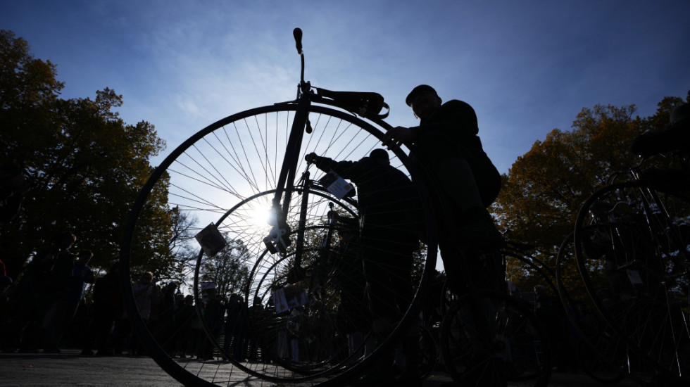 (FOTO) Jesenja trka visokih bicikala u Pragu: Neobični dvotočkaši stariji od veka i po i dalje izazivaju divljenje