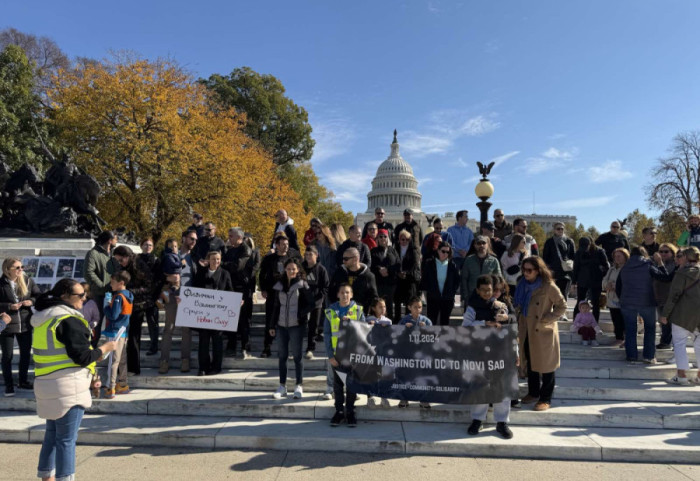 (FOTO) Ruže i srca sa imenima: Komemorativni skupovi za stradale u padu nadstrešnice u više od 60 gradova širom SAD