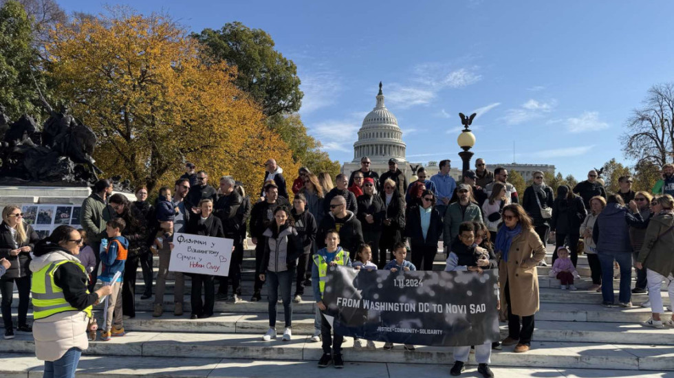 (FOTO) Ruže i srca sa imenima: Komemorativni skupovi za stradale u padu nadstrešnice u više od 60 gradova širom SAD