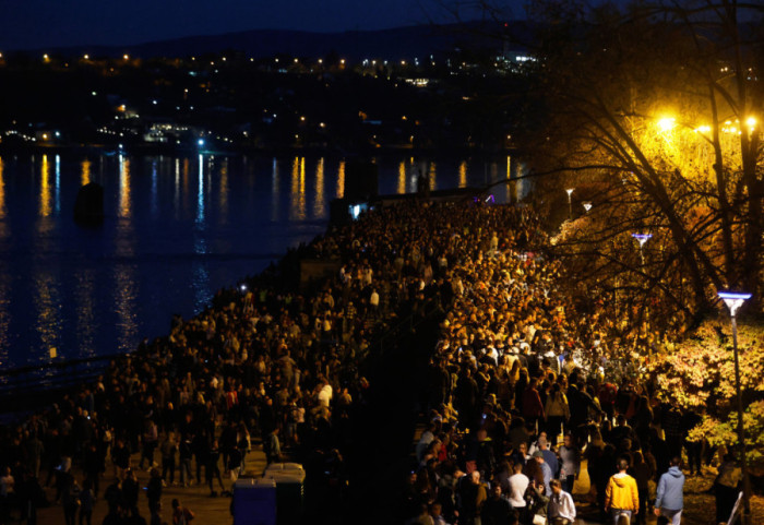 (FOTO/VIDEO) Godišnjica pada nadstrešnice: Pušteni beli golubovi, okupljeni idu ka Trgu slobode i Varadinskom mostu