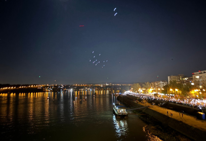 (FOTO/VIDEO) Obeležena godišnjica pada nadstrešnice: Sa Dunava vinuto 16 lampiona tokom odavanja pošte stradalima