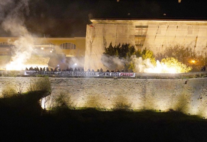 (FOTO/VIDEO) Obeležena godišnjica pada nadstrešnice: Sa Dunava vinuto 16 lampiona tokom odavanja pošte stradalima