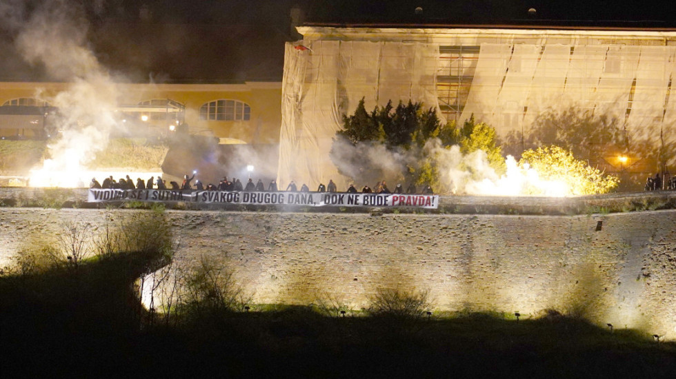 (FOTO/VIDEO) Obeležena godišnjica pada nadstrešnice: Sa Dunava vinuto 16 lampiona tokom odavanja pošte stradalima