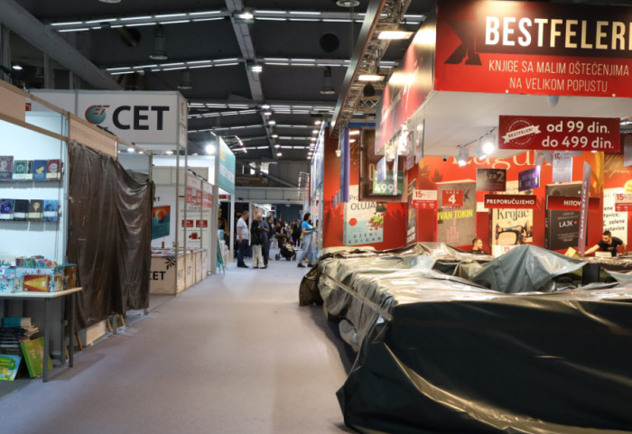 (FOTO) Deo izdavača nije otvorio izložbeni prostor na Sajmu knjiga, nekoliko štandova obmotano crnim platnom